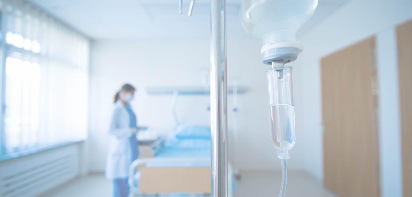 Капельница запечатленная крупным планом