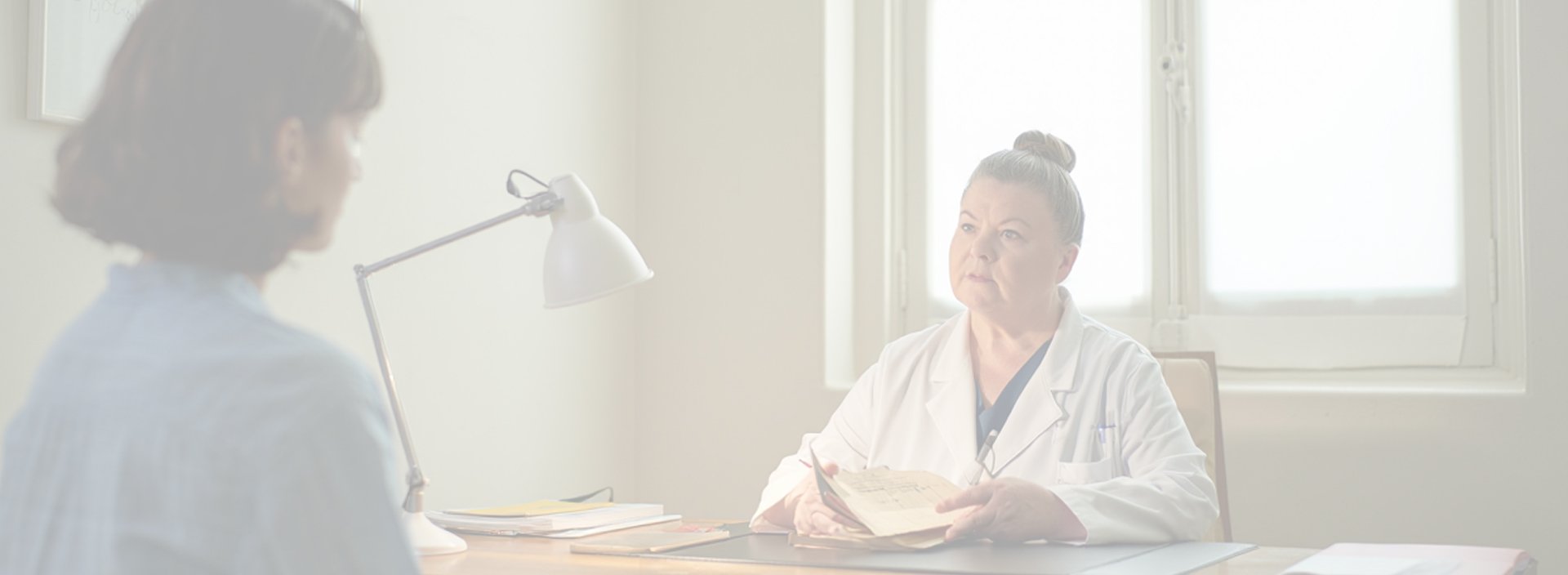 Женщина на консультации у нарколога